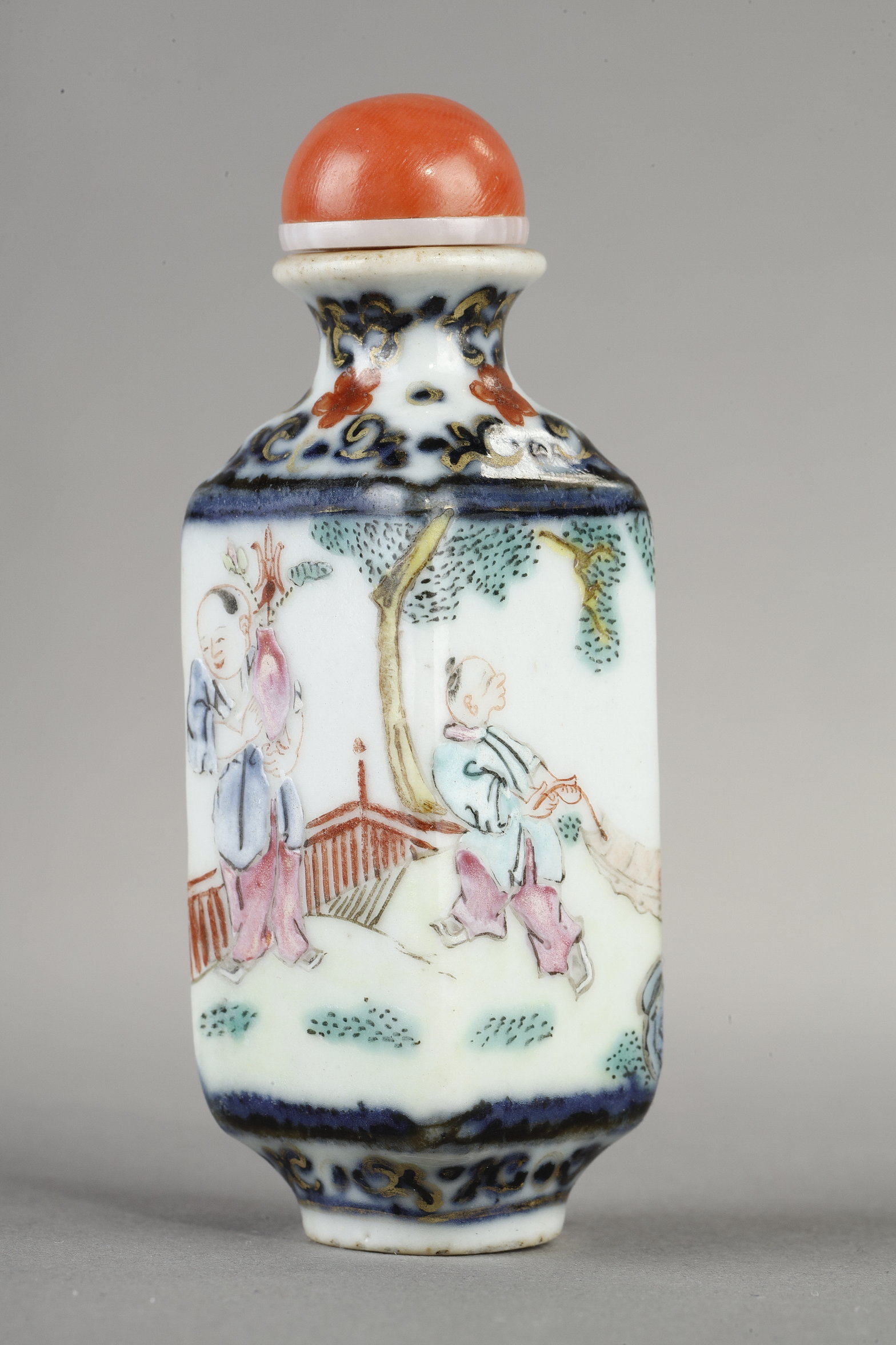 Porcelain quadrangular snuff bottle with a child on each side - China mark and period Qianlong around 1790 
